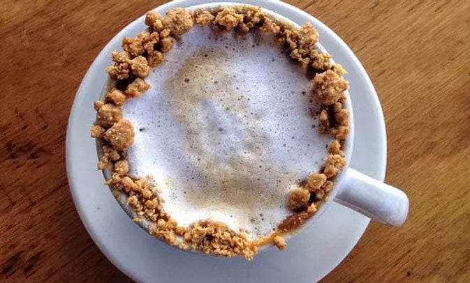 Cafe com doce de leite e paçoca